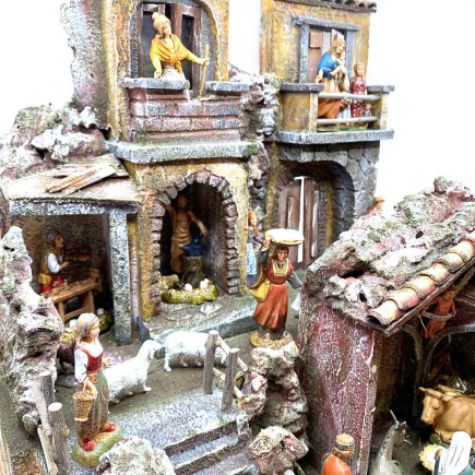Nativity village with hut and lights for 10 cm figurines