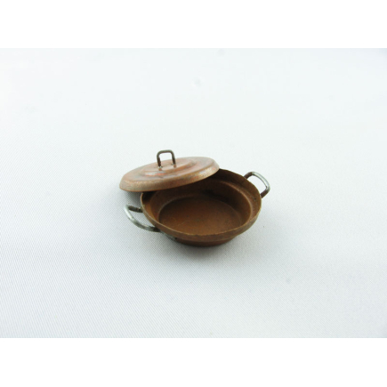 Two-handled copper pan with large lid