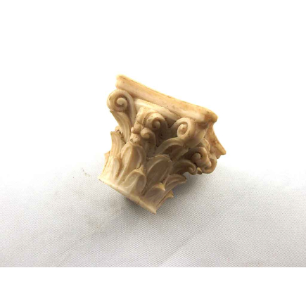 Capital 4.4 x 4.5 cm / base Ø 2.6 cm