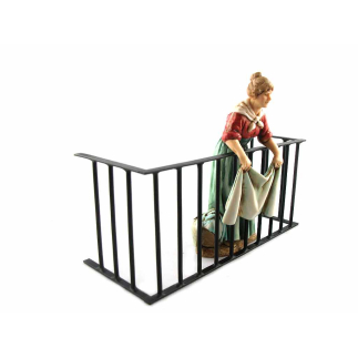 Leaning woman hanging laundry, 10 cm - Landi Moranduzzo figurines